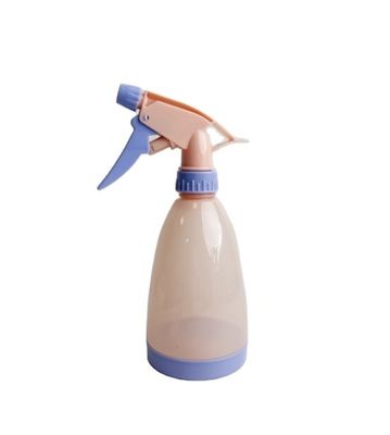 Un buon prezzo. Bottiglia di spray PET di dimensioni convenienti per l'irrigazione dei fiori e la disinfezione degli hotel in linea